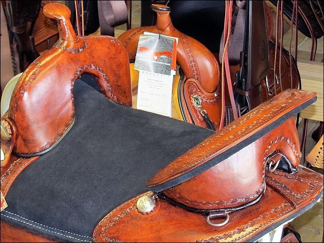 AW104M Hilason Treeless Western Trail Barrel Saddle 16