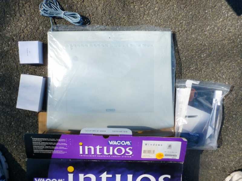 Wacom Intuos 9 x 12 Graphics Tablet B32 w Pen and 4D Mouse