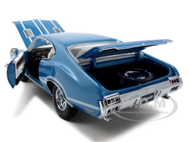 Brand new 118 scale diecast model of 1972 Oldsmobile 442 (Viking Blue