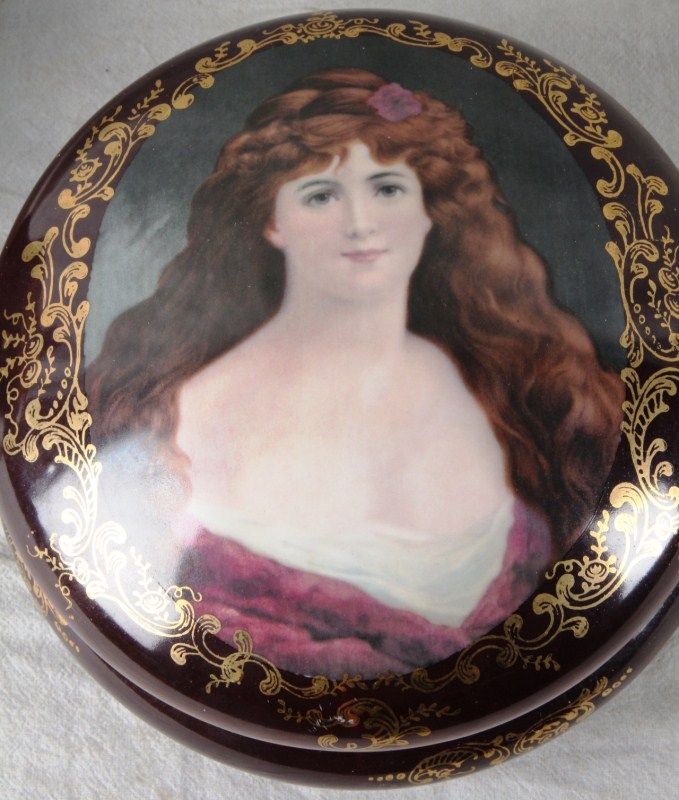 L356 RECENT VTG JUNGFRAU PORZELLAN PORTRAIT LIDDED HUMIDOR, LADIES LG