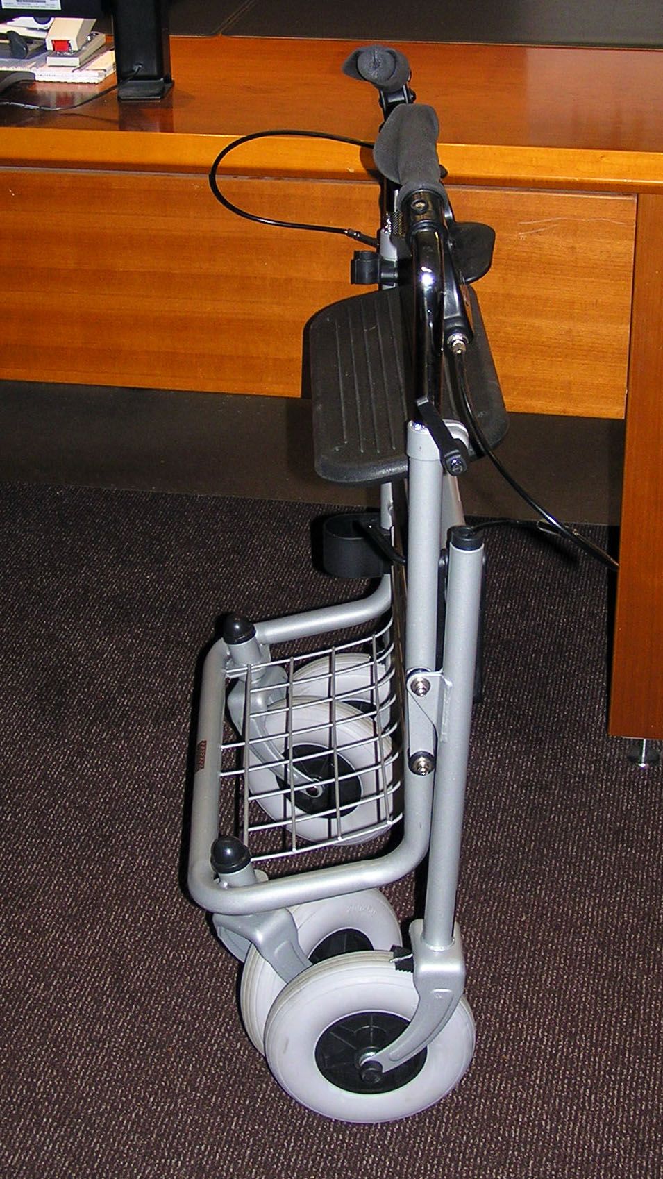 Russka Rollator klappbar 130 kg + Korb + Tablett + Gehstockhalter