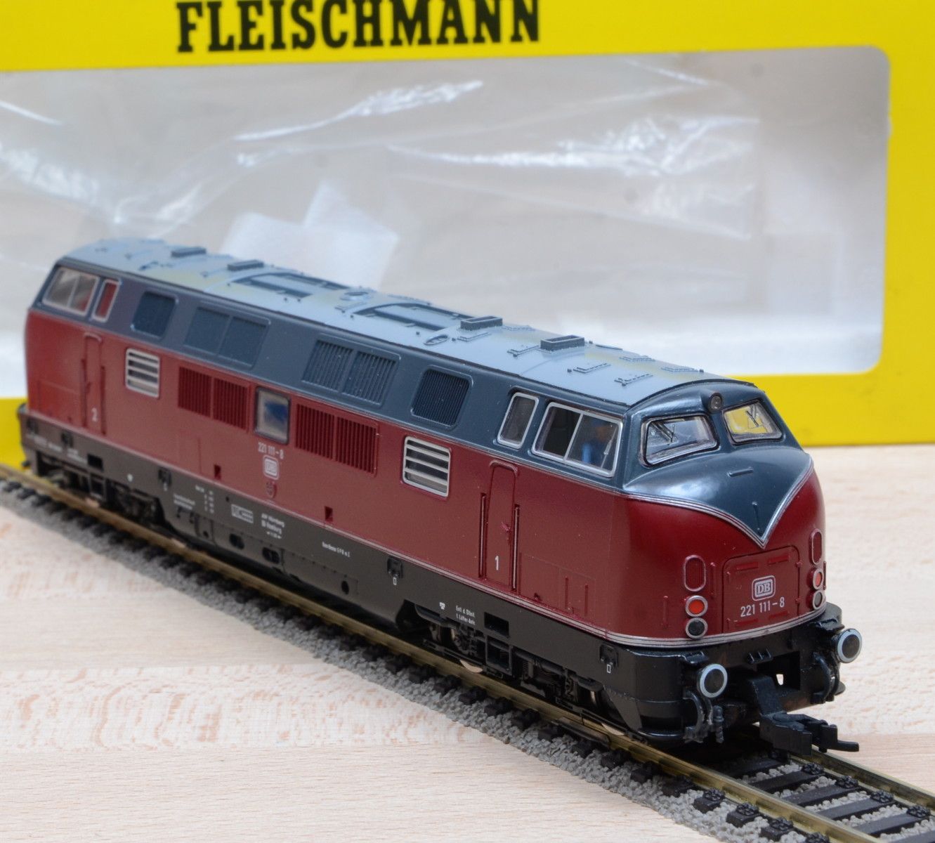 Fleischmann 4235 Diesellok Baureihe 221 der DB / DCC Digital / OVP