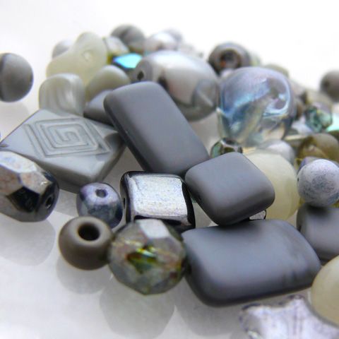 Glasperlen Mix grau Glas Perlen Beads Rocailles Würfel