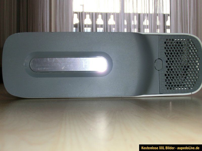 Microsoft Xbox 360 20 GB mit HDMI Anschluss inkl. Controller Strom