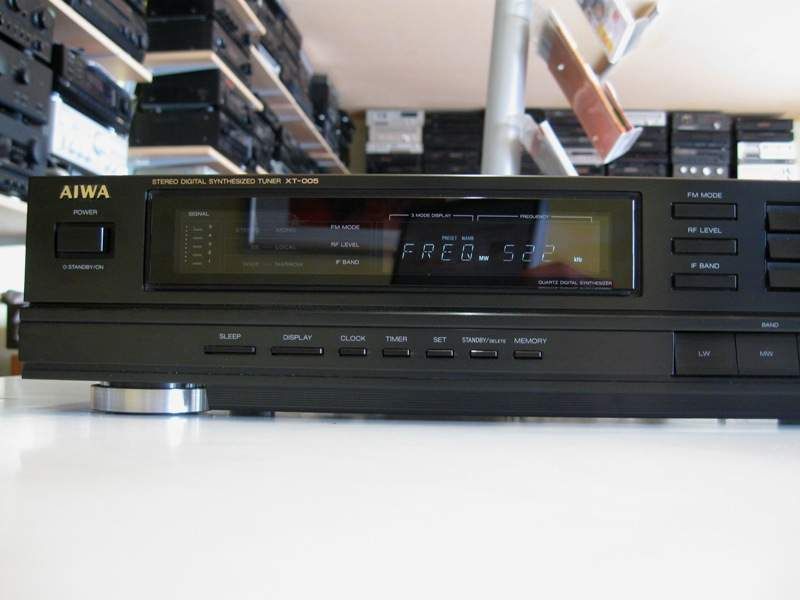 AIWA STEREO DIGITAL SYNTHESIZED TUNER XT 005