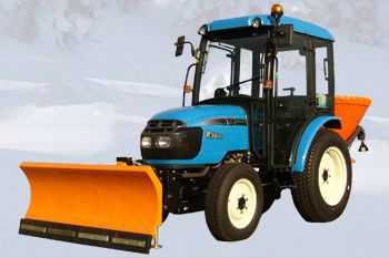 Allradtraktor mit Kabine, Schneeräumschild und Winterdienststreuer