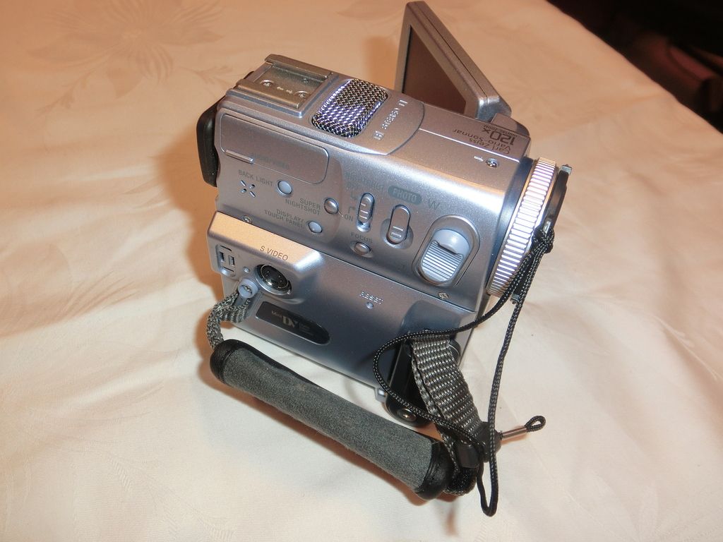 Sony Handycam DCR PC8E Mini DV Camcorder inkl. Docking Station AC