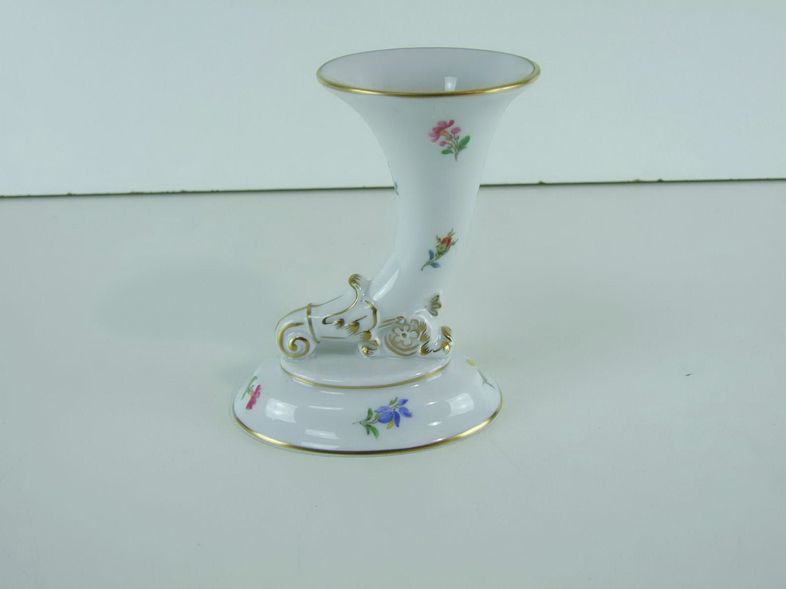 PD828  Trompetenvase / Vase MEISSEN Streublümchen Goldmalerei um 1950